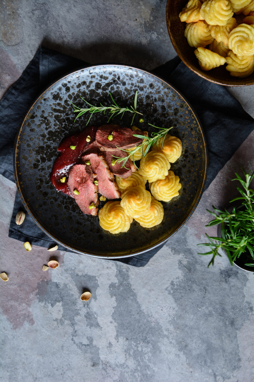 Geroosterde eendenborst met pommes duchesse, 
cranberrysaus en pistachenoten