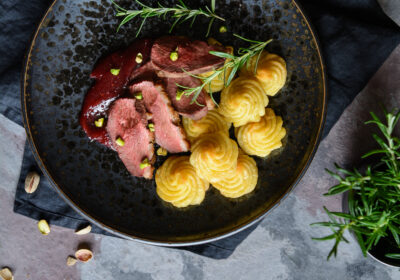 Geroosterde eendenborst met pommes duchesse, cranberrysaus en pistachenoten